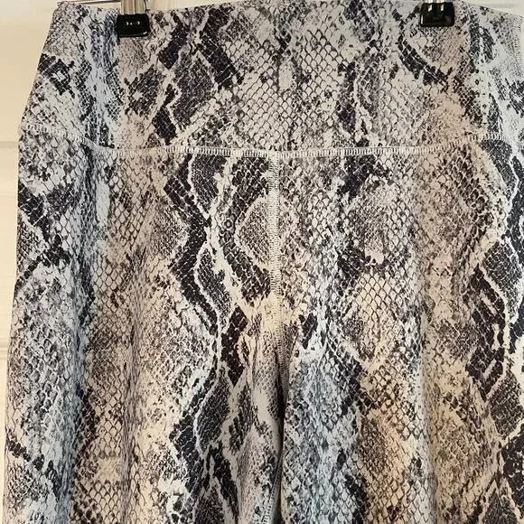 Alo yoga snakeskin legging size large - Picture 8 of 13